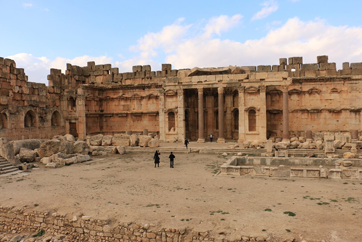 Yaklaşık 2 bin tonluk işlenmiş taşlarıyla, devasa sütunlarıyla, antik çağın sırlarla dolu bilim dünyası, modern bilimin ulaşamadığı verilerle, göz alıcı mimarisi ile zamanının en önemli tapınak şehri Baalbek, tarihten günümüze uzanan tüm gizemli kalıntılarıyla günümüze ulaşmıştır.