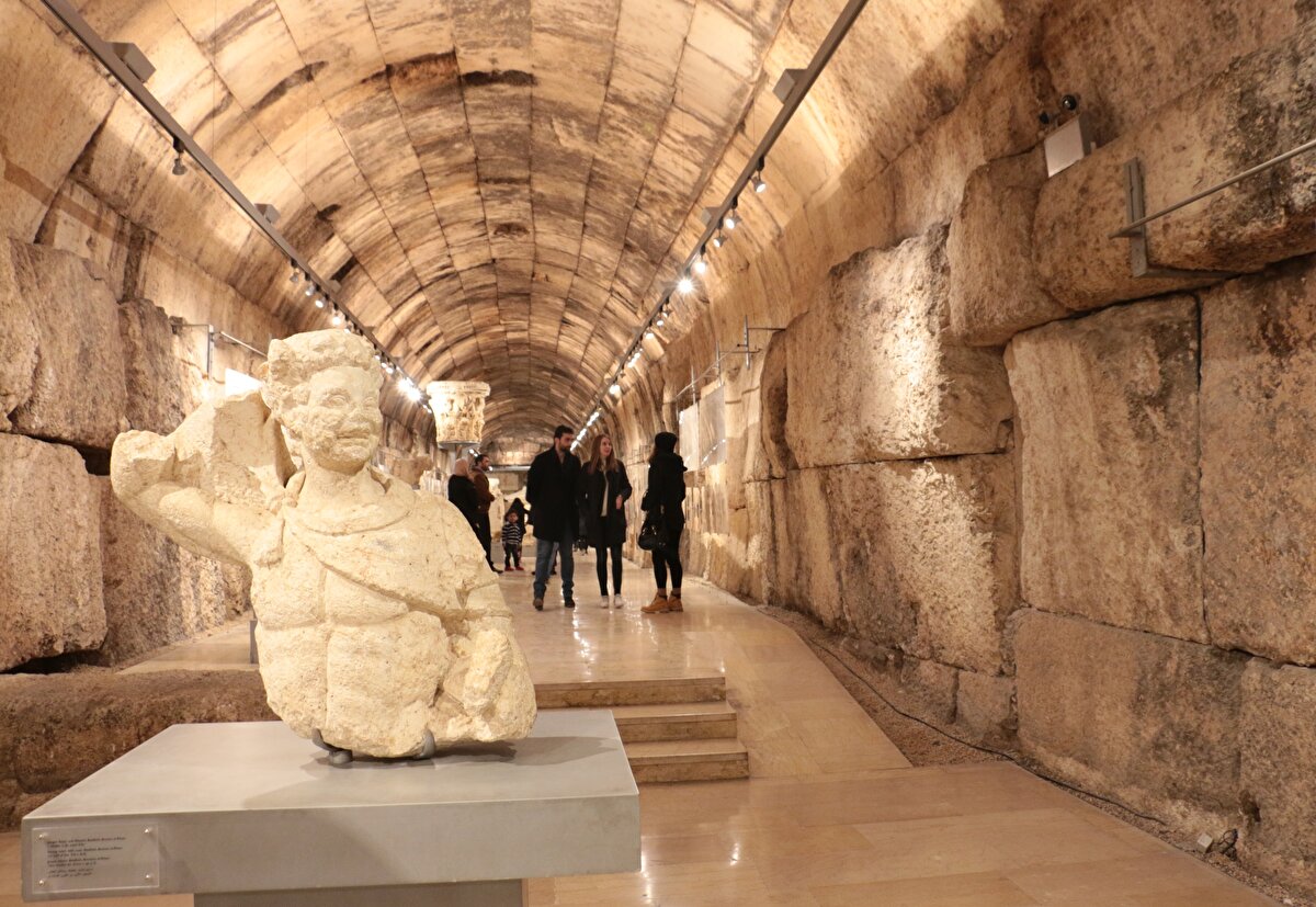 Günümüzde Romalılardan önce yapılan tapınakların ve eserlerin neredeyse tamamı yıkılmış ve yok olmuş. Şehrin altında bulunan ve bir kısmı müze olarak kullanılan labirentler, şehrin görkemini bir kez daha gözler önüne seriyor.