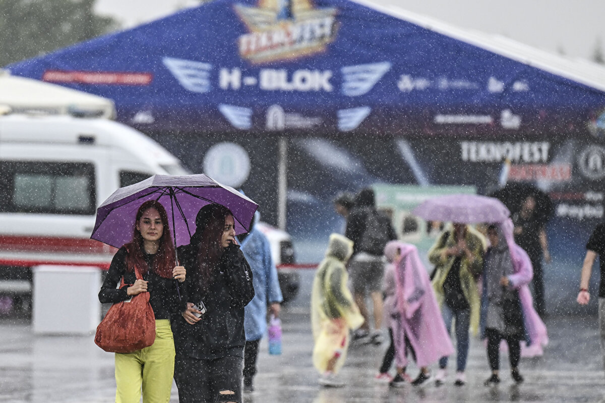 İki çocuğuyla birlikte festivale gelen Hüseyin Arslan, yağmura rağmen TEKNOFEST'in çok eğlenceli geçtiğini söyledi.<br><br>