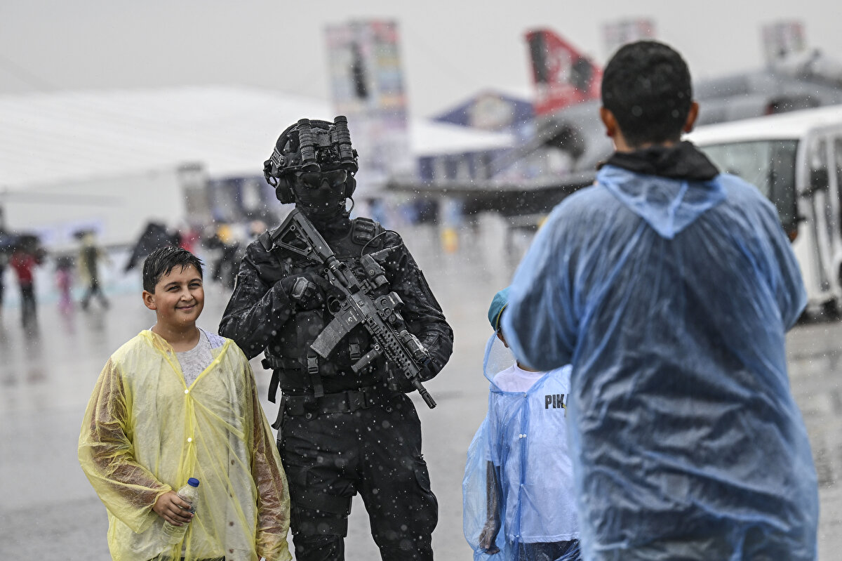 "Yağmur yağacağını bildiğimiz halde geldik"<br><br>Eşi ve çocuklarıyla festivale gelen Mahmut Onay, yağmurlu olmasına rağmen TEKNOFEST coşkusundan geri kalmak istemediklerini söyledi.