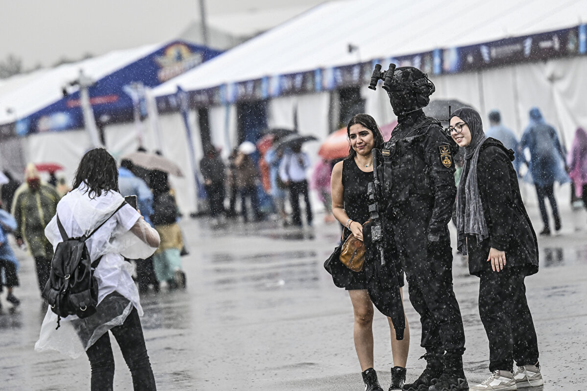 Yağmurluk giyip şemsiyeyle fuar alanını gezen ziyaretçiler stantları inceledi.<br><br>