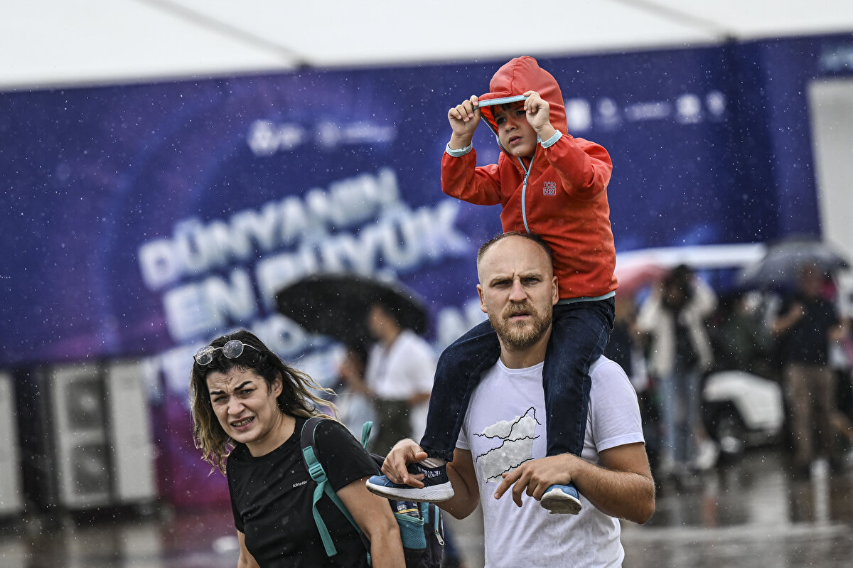 Ailesiyle festival alanındaki stantları gezen Ertan Yıldız, "İlk defa geliyoruz. TEKNOFEST’e yetişmek için dün Antalya’dan geldik. Yağmurlu olacağını bilemedik ama yağmurluk yetiyor. Yağmur durmasa da bizim için önemli değil, gezmeye devam ediyoruz" diye konuştu.