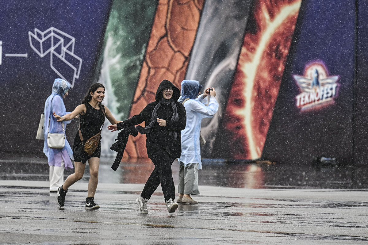 Tek yağmurlukla çocuklarını yağmurdan korumaya çalışan Arslan, "Yağmur yağacağını bildiğimiz halde geldik. Çocukların çok ilgisi var. Biz de onlar istediği için geldik. Yağmur olsa da bir şekilde devam ediyoruz, dönmedik" dedi.<br><br>