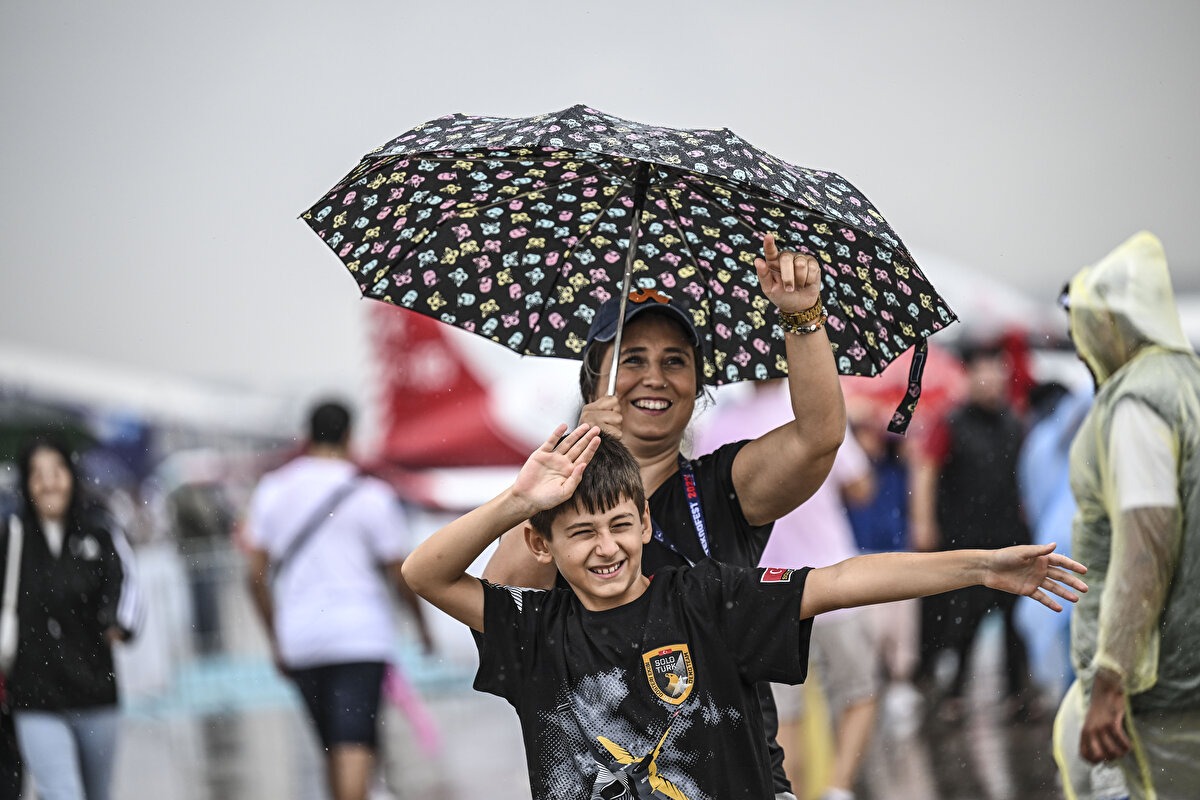 Onay, "Yağmur yağmasına rağmen geri dönmedik, geziyoruz. Helikopterleri, uçakları, arabaları gördük çok beğendik" dedi.
