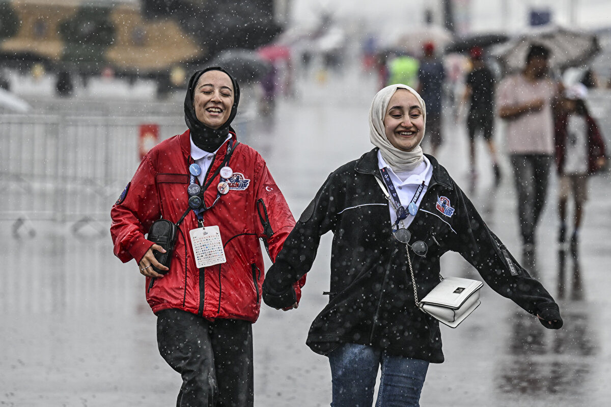 Dünyanın en büyük Havacılık, Uzay ve Teknoloji Festivali olan TEKNOFEST, beşinci gününde yağmura rağmen büyük bir katılım ile gerçekleşti.<br><br>