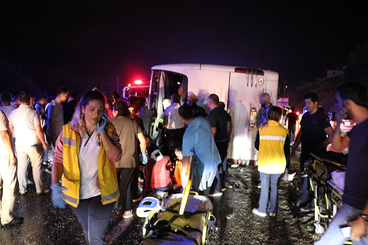 <br><br>YARALI BABA DA HAYATINI KAYBETTİ<br><br>Kazada hafif ticari araçta bulunan sürücü 19 yaşındaki Yiğit Mutluluk ile ikiz kardeşi Eren Mutluluk ve anneleri Mevlüde Mutluluk'un olay yerinde hayatlarını kaybederken, baba Ramazan Mutluluk'un da dahil olduğu minibüs ve yolcu otobüsündeki 54 kişi yaralı olarak hastaneye kaldırıldı. Baba Ramazan Mutluluk kaldırıldığı hastanede yapılan müdahalelere rağmen hayatını kaybetti.<br><br>