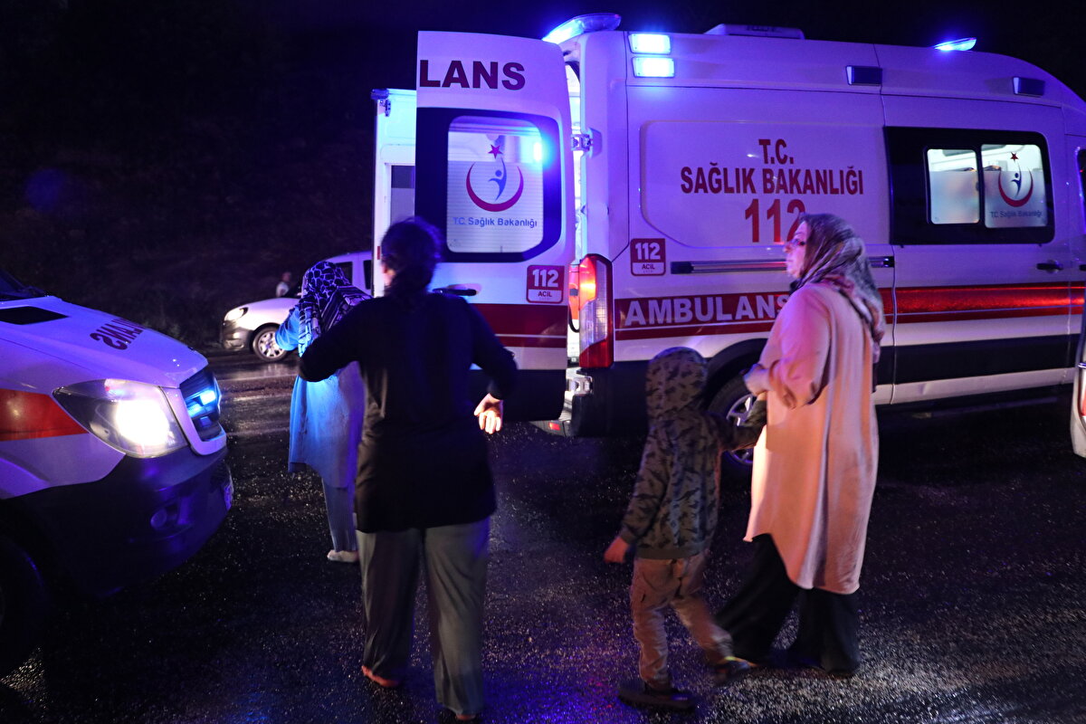 İtfaiye ekipleri, otobüste sıkışan bazı yaralıları bulundukları yerden çıkartarak ambulanslara sevk etti. Yaralılar, kentteki çeşitli hastanelere kaldırıldı.<br><br>