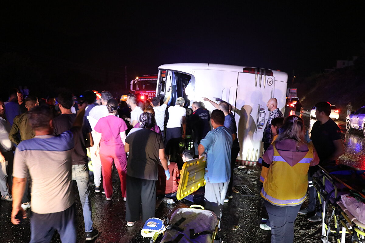 Olay nedeniyle yaklaşık 1 saat trafiğe kapatılan kara yolu kazaya karışan araçların kaldırılmasıyla normale döndü.