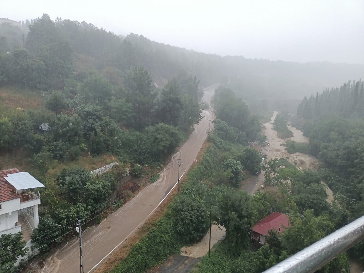 Büyükşehir Belediyesi ekipleri, tıkanan rögarları açmak ve yağmur sularını tahliye etmek için çalışma başlattı.