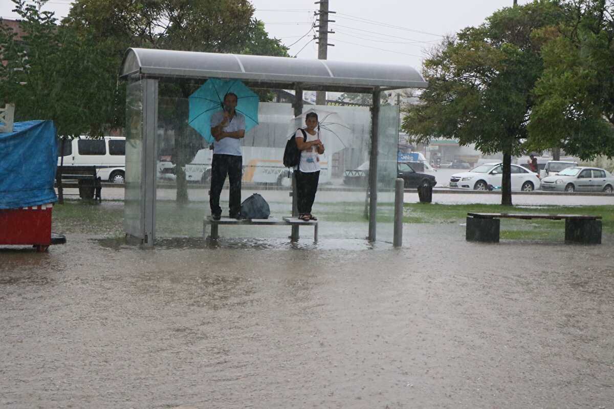 Atatürk Bulvarı ayrıca sel suları nedeniyle ulaşıma kapandı. 
