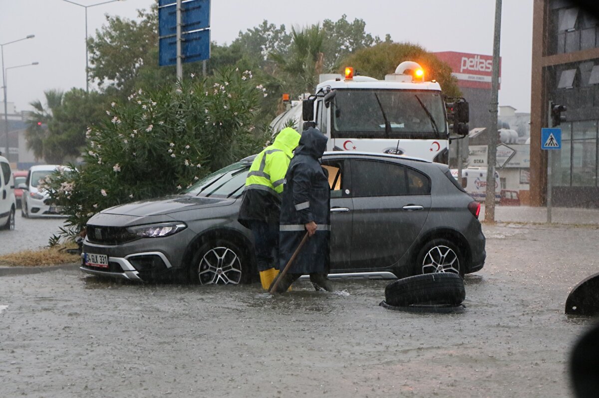 Atatürk Bulvarı başta olmak üzere Saathane Meydanı, Gazi Caddesi, Cumhuriyet Caddesi, Belediyeevleri, İstasyon ve Kale mahallerinde yoğun su birikintileri oluştu. 