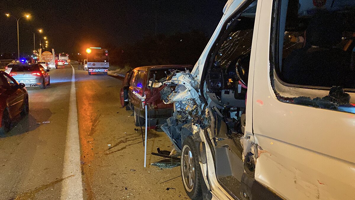 Kaza nedeniyle otoyolda bir süre aksayan trafik akışı, daha sonra kontrollü olarak 2 şeritten sağlanmaya başladı.<br>