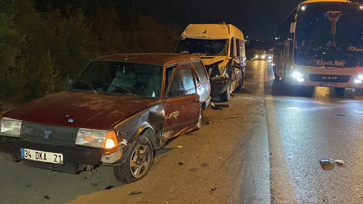 Araçtan çıkarılan yaralı, sağlık ekiplerince ilçedeki özel bir hastaneye kaldırıldı.<br><br>