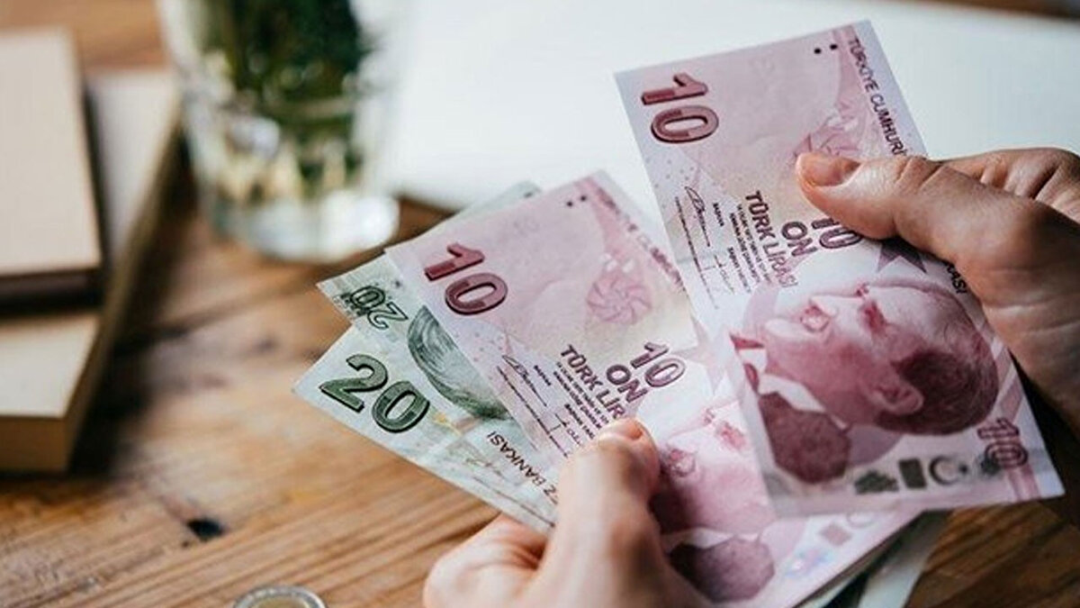 ENFLASYON ÜZERİ ARTIŞ OLACAK<br><br>Seyyanen artış dışımda gündeme gelecek bir başka formül ise refah payı verilmesi. Yani enflasyonun üzerinde bir oransal artış yapılması.Ocak ayında maaşlara yansıtılacak zam oranının iyileştirmeyle yükseltilebileceği belirtiliyor. Oransal artış konusunda karar verilmesi halinde, Ocak ayının beklenmesi de şart olmayacak. Belirlenen tarihte belirlenen yüzdelik oranda artış yapılabilecek.<br><br><br><br>