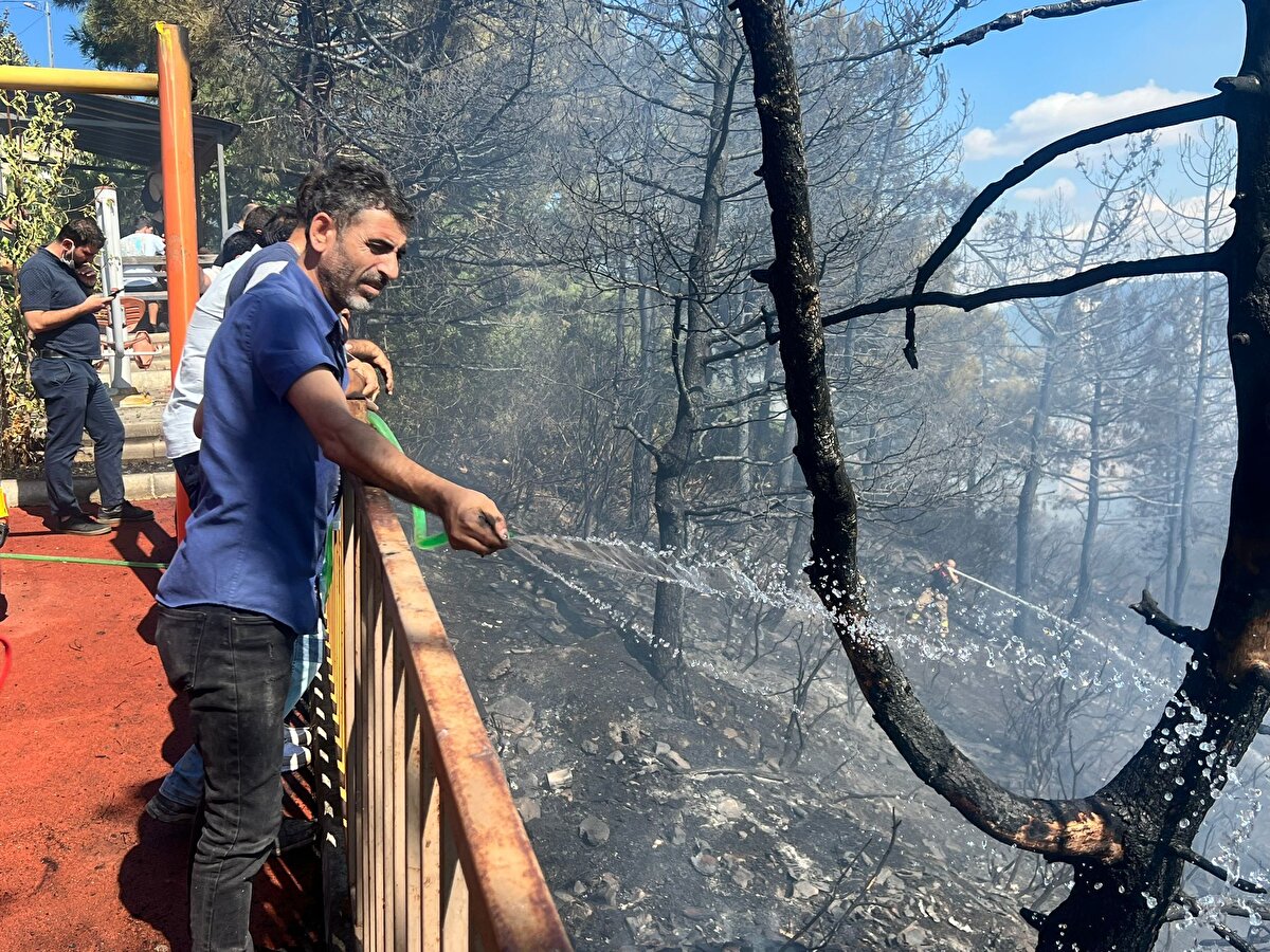Yangına, 11 Arazöz, 2 İlk İMA, 2 Dozer, 1 Helikopter ve 70 personel ve İtfaiye ekipleri müdahale etmektedir.  Yangın nedeni araştırılmaktadır" ifadeleri yer aldı.
