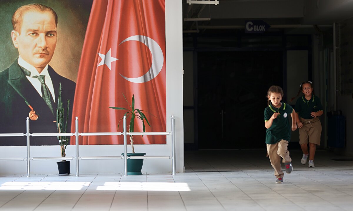 Uyum programı kapsamında okul öncesi, ilkokul 1 ve lise 9'uncu sınıf öğrencileri 4-8 Eylül'de okulları, öğretmenleri ve arkadaşlarıyla buluşacak.