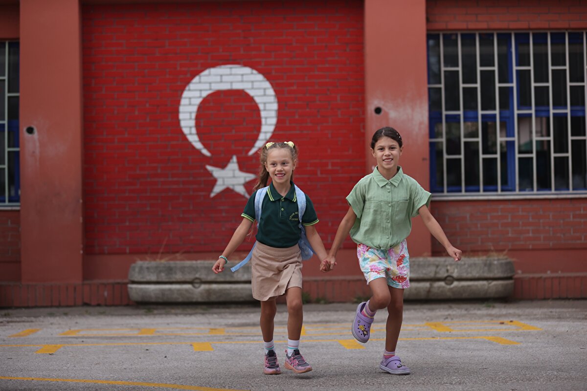 Okul öncesinde, aile ve çocuklarla gerçekleştirilecek uyum sürecine destek olmak amacıyla hazırlanan okula uyum rehberinde, uyum haftasına yönelik uygulama çizelgesi ile 12 etkinlik örneğine yer verildi.