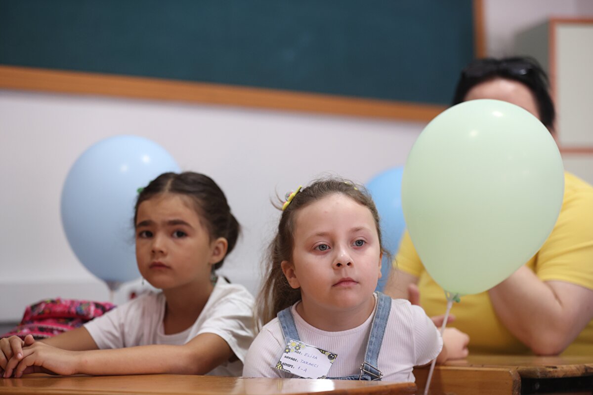 Okul öncesi, ilkokul 1'inci ve lise 9'uncu sınıf öğrencilerinin uyum programına ilişkin ücretsiz kitap dağıtımı yapıldı.
