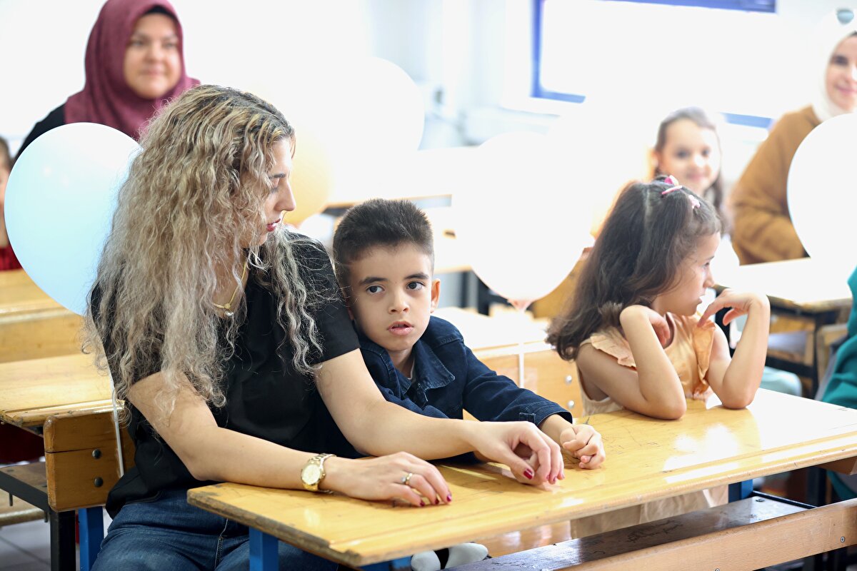 Ayrıca bu bir haftalık dönemde, öğrencilerin yeni girdikleri okul ortamına kısa sürede uyum sağlamalarına katkıda bulunacak becerilerin kazandırılması ve okula aidiyet duygusunun geliştirilmesi hedeflendi. Liseye başlayan öğrenciler ve velileri için de etkinlikler planlandı.