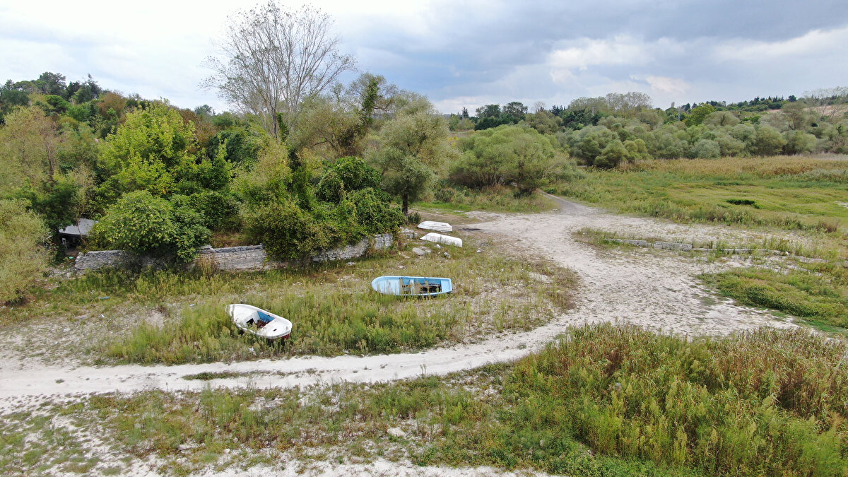 Bu düşüş baraj gölünün bazı bölümlerinde suların yaklaşık 100 metre geri çekilmesine, bazı bölümlerin ise tamamen kurumasına neden oldu.<br><br>