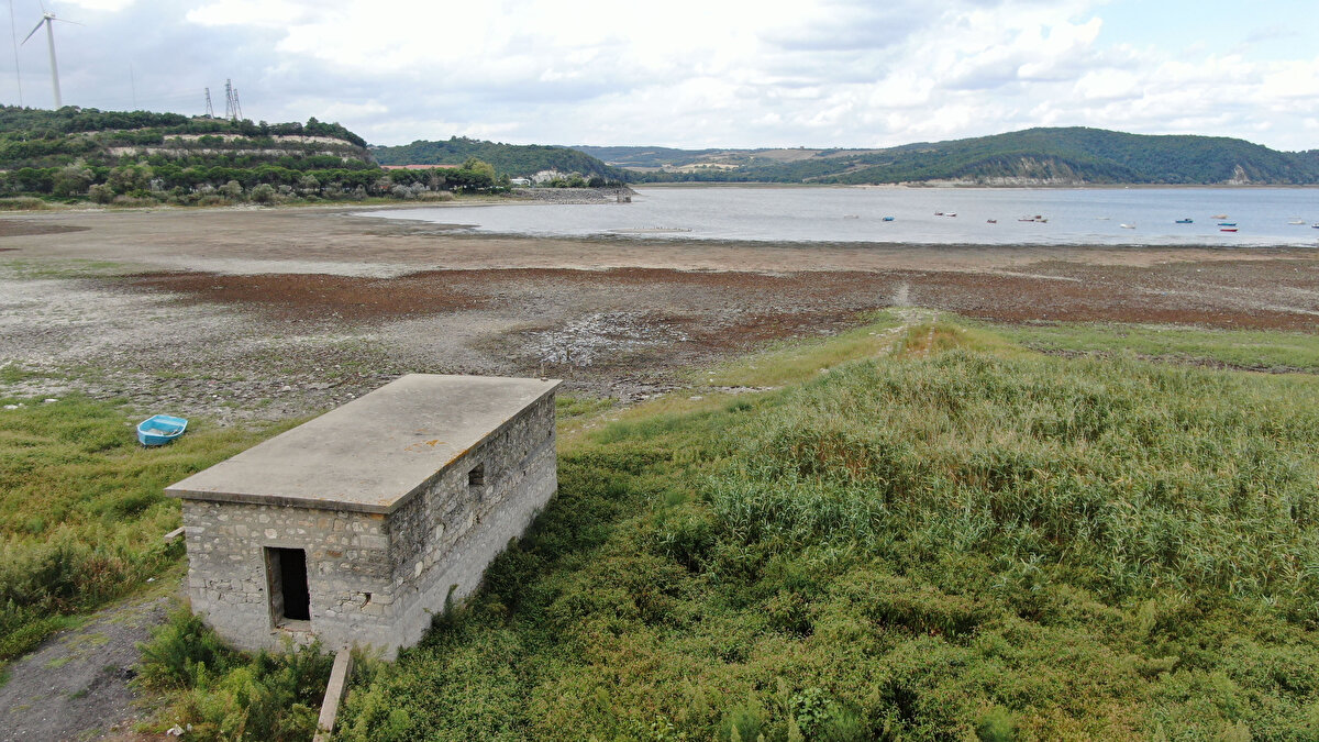 ÜÇ BARAJ YÜZDE 10’UN ALTINA DÜŞTÜ<br><br>İSKİ verilerine göre İstanbul’un barajlarından 3’ünde doluluk oranı yüzde 10’un altına indi.<br><br>4 barajda ise doluluk oranı yüzde 20’nin altında kaldı.
