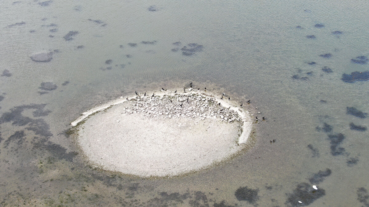 Bazı tekneler ise sahipleri tarafından barajın su bulunan orta bölümlerine taşındı.<br><br>