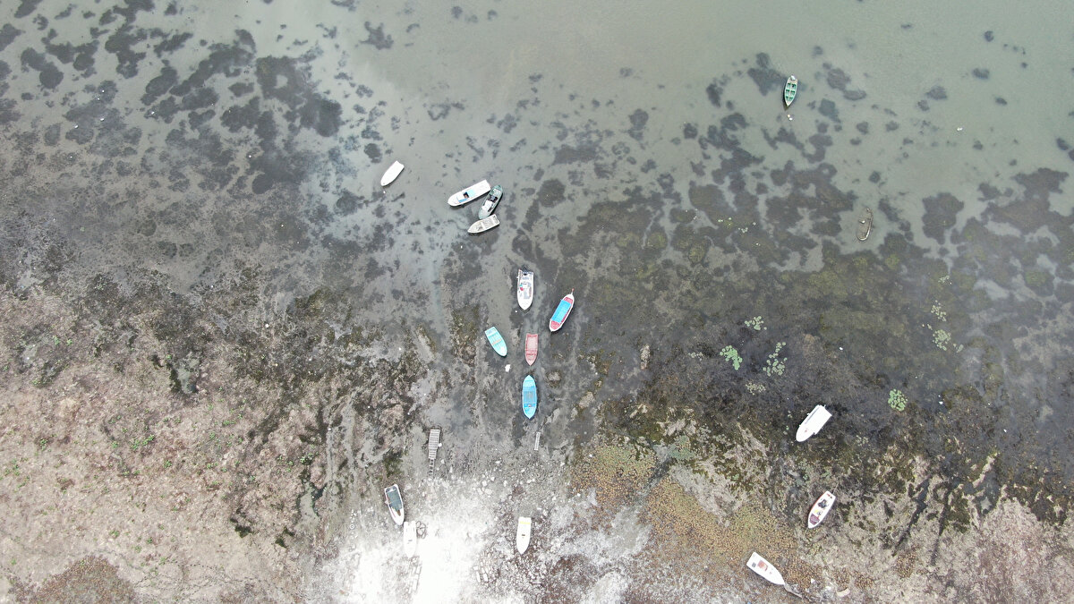 TERKOS HİÇ BU KADAR KURUMAMIŞTI<br>Kuraklıktan en fazla etkilenen barajlardan biri de Terkos oldu.<br><br>2014 yılında yaşanan kuraklıkta yüzde 37,12 olarak ölçülen doluluk oranı bugün itibariyle 13,83 olarak kayda geçti.