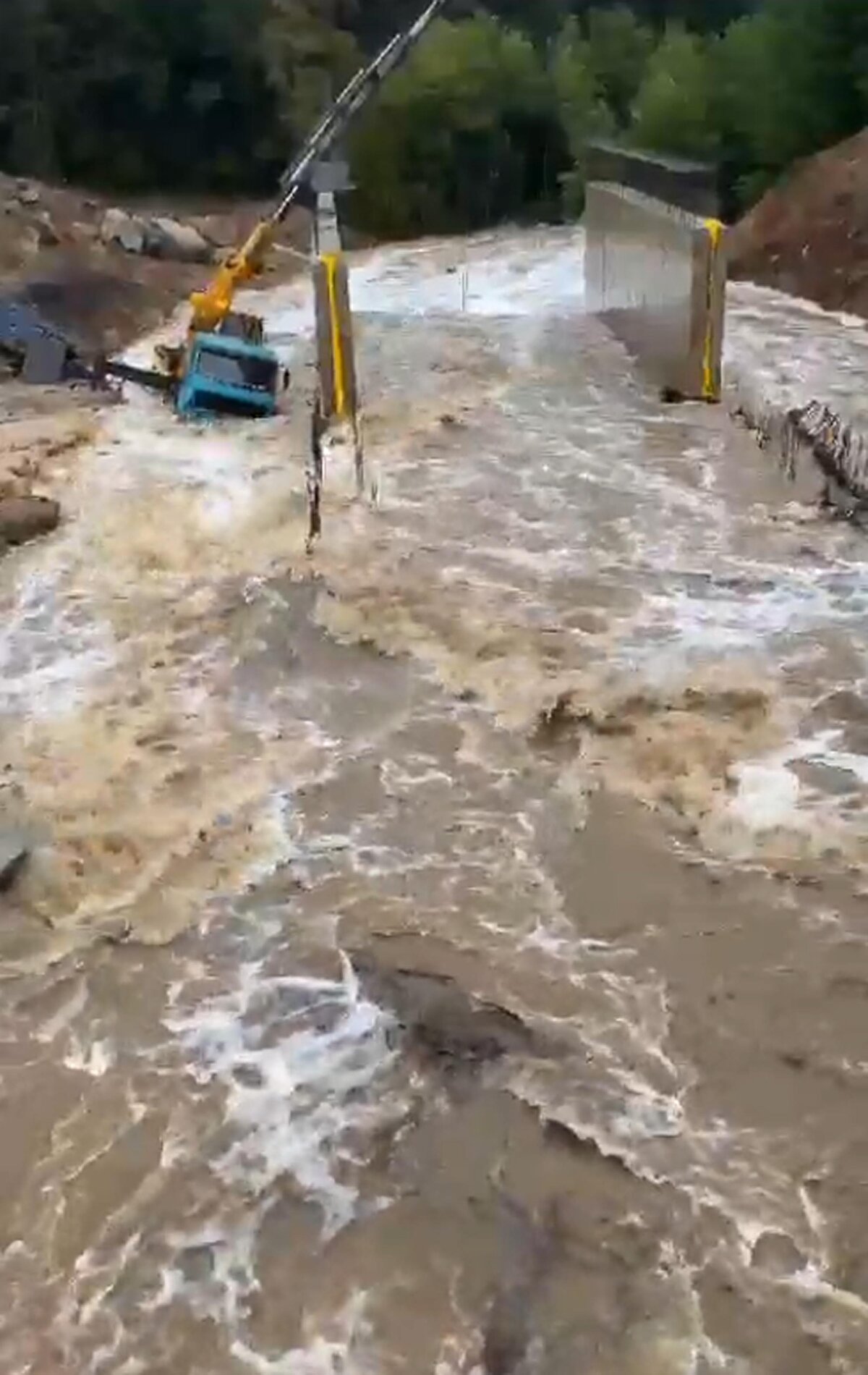 Bölgeye AFAD, İl Özel İdaresi, Sahil Güvenlik, itfaiye ve UMKE ekipleri ile askeri birlikler sevk edildi.<br><br>