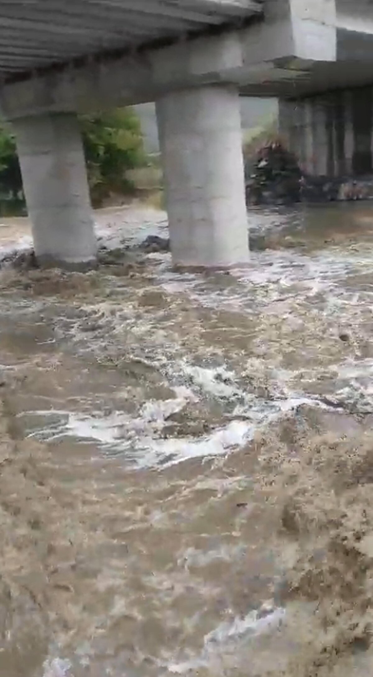 Konuyla ilgili AFAD'dan yapılan açıklamada 2 kişinin cansız bedenine ulaşıldığı 6 kişinin ise kurtarıldığı bildirildi.<br><br>Açıklamaya göre kayıp 4 vatandaşı arama çalışmaları devam ediyor.<br><br>