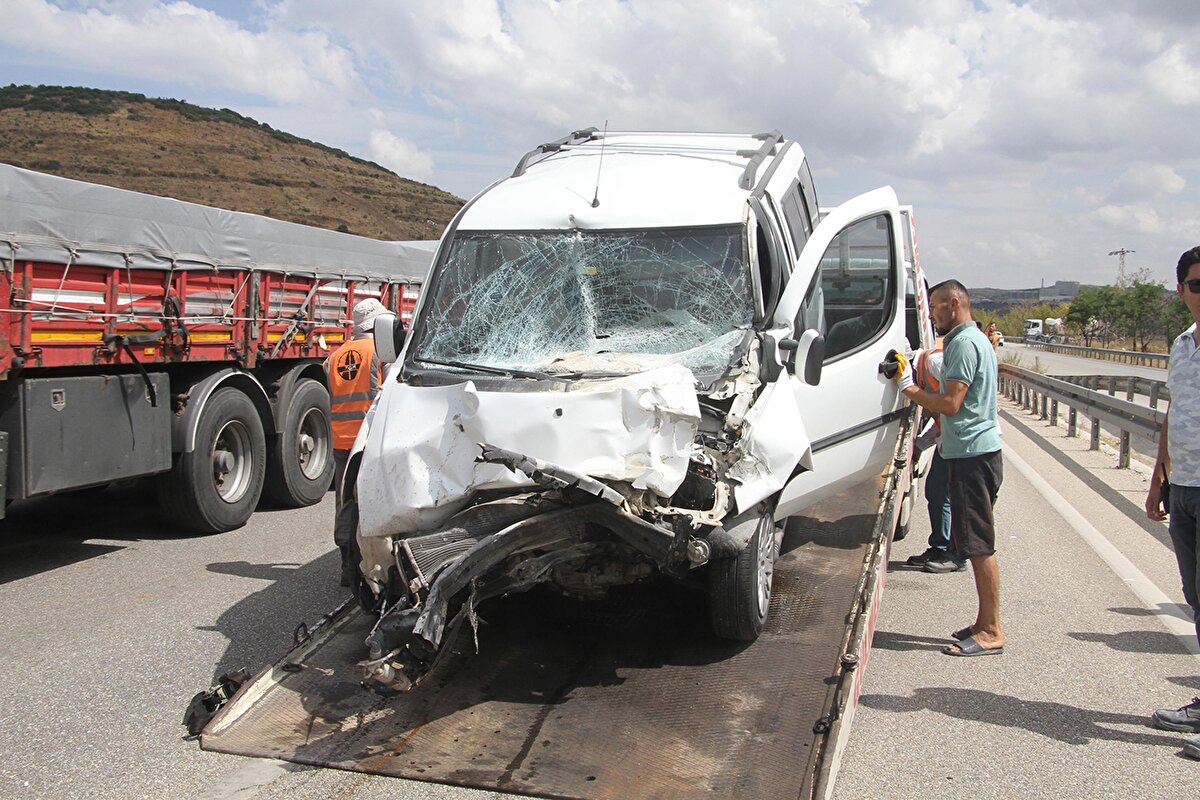 Kazada, hurdaya dönen hafif ticari aracın sürücüsü Gökhan Mermer ve yanındaki Damla Derler (33), Zühal Oflaz (32), Ada Mermer (9), Eymen Ayaz Oflaz (5), Nisa Mermer (4) ve 6 aylık Ceylin Oflaz yaralandı. İhbar üzerine kaza yerine sağlık ekipleri sevk edildi.
