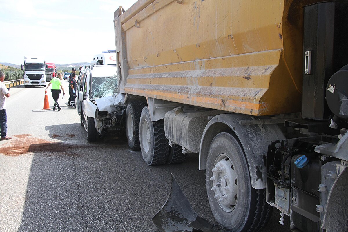 İlk müdahaleleri kaza yerinde yapılan yaralılar, Salihli Devlet Hastanesi'ne kaldırıldı. Tedaviye alınan yaralıların sağlık durumlarının iyi olduğu belirtildi.<br>Kaza nedeniyle yolun İzmir istikametinde ulaşım bir süre tek şeritten kontrollü olarak sağlandı. Kazaya karışan araçların kaldırılmasının ardından trafik yeniden normale döndü.<br>