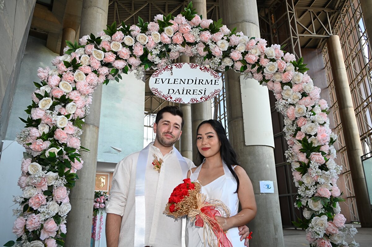 Angkhanan Sağlam ise aradığı aşkı bulduğu için çok mutlu olduğunu ifade ederek, "Beni seven birini bulmak, gerçek aşkı bulmak zor bir şey. Ailem bu konuda beni çok destekledi. Eğer ben birini seversem onlar da sever" dedi.