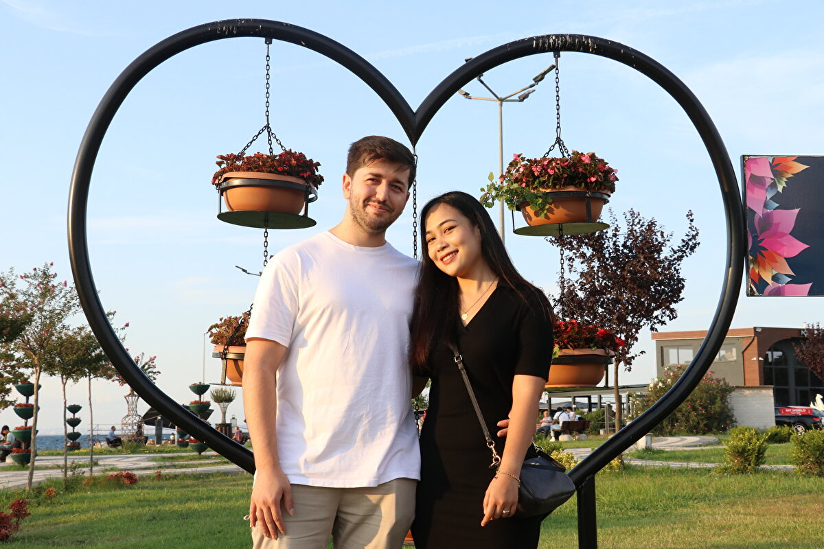 Yaklaşık 6 ay bekledikten sonra evlilik kararı aldıklarını ve annesiyle tekrar Tayland'a gittiklerini aktaran Sağlam, şöyle konuştu: