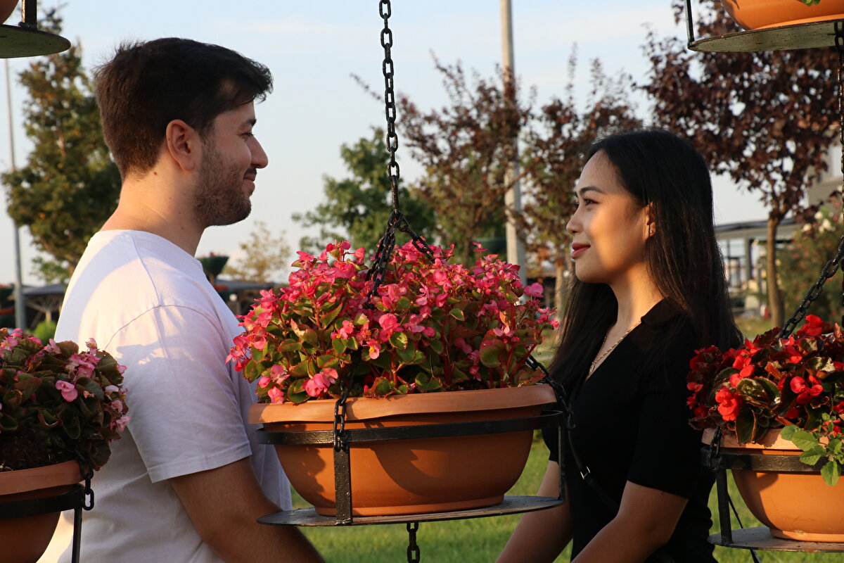 <br><br>"Tamamen onu Türkiye'ye getirmek için bu kez annemle birlikte gittim. Türk usulü isteme gibi yapalım dedik. Aileler kaynaştı. Angkhanan'ı aldım. Daha sonra geldik. Tanıştığımız günün yıl dönümünde nikahımızı yaptık. Çok ani gelişti ve birden 'ben evleneceğim' diye annemlere gidince çok şaşırdı. Arkadaş çevrem, zaten evlenene kadar inanamadı. Kimileri başaramayacağımızı da düşünüyordu. İşte uzak mesafe, maddi sorunlar ama ben dedim ki aşk paranın da mesafenin de ötesinde bir şey. Bunu da kanıtladık."