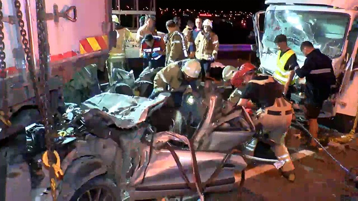 Kamyonun altına giren otomobile de başka bir kamyonet çarptı. Yoldan geçen tır ve hafif ticari araç da kazaya karışan araçlara çarparak durabildi. Toplam 5 aracın karıştığı kaza nedeniyle TEM Otoyolu İstanbul istikameti trafiğe kapandı.