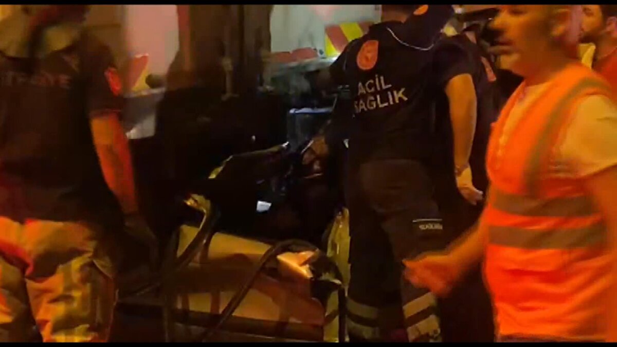 Yaralılar sağlık ekiplerinin müdahalesinin ardından tedavileri için çeşitli hastanelere kaldırıldı. Yaralılardan birinin durumunun ağır olduğu öğrenildi.<br><br>