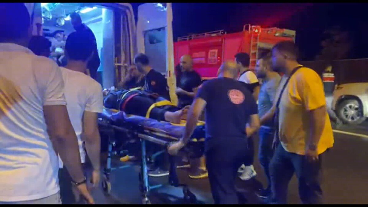 Yolun Edirne istikameti, araçların kaldırılmasıyla trafiğe açıldı. Kazaya karışan kamyon, kamyonet ve tırın sürücüleri gözaltına alındı.<br><br>