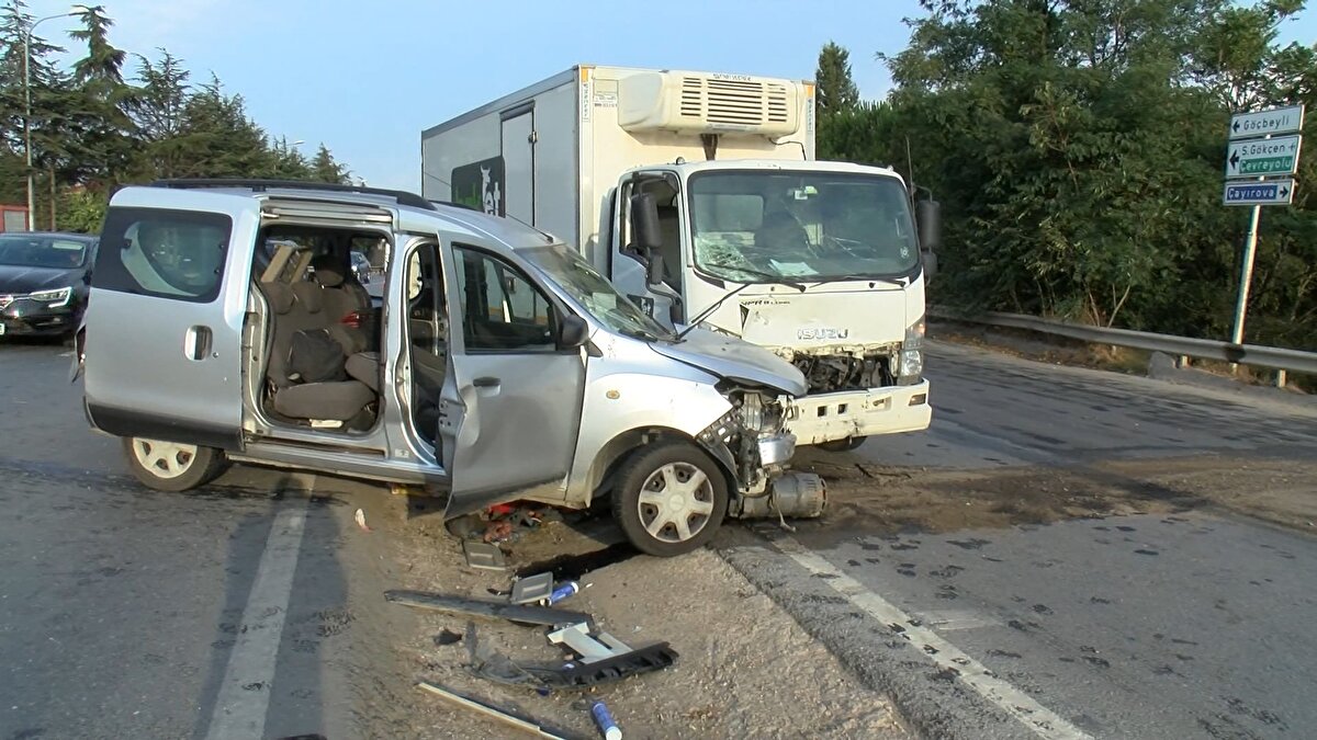 İddiaya göre; Ali Teker yönetimindeki 34 EN 1637 plakalı hafif ticari araç 4. Cadde üzerinde Fatih Sultan Mehmet bulvarına bağlanmak istediği sırada Oğuz Koçoğlu yönetimindeki 34 YK 802 plakalı kamyonet ile çarpıştı.