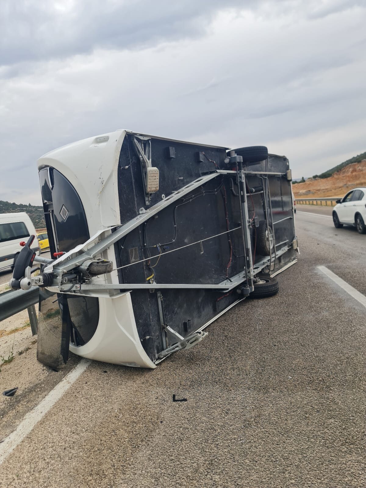 Sanatçı Ezgü, eşi ve iki çocuğu kazadan yara almadan kurtuldu.