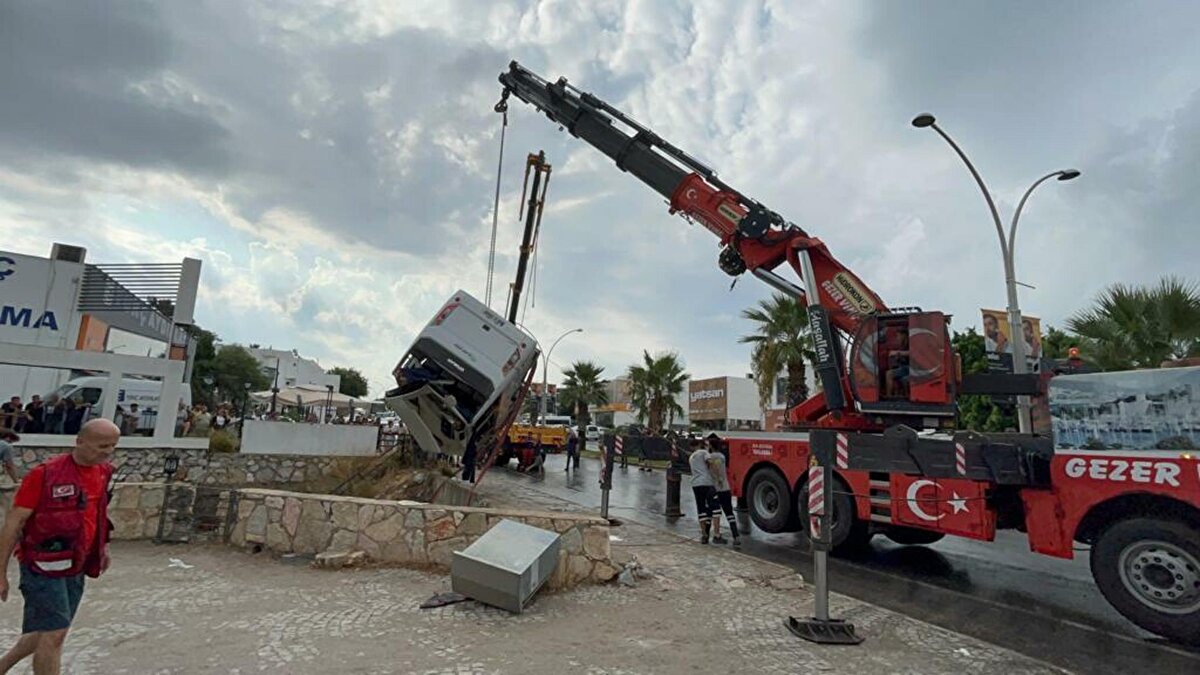 Midibüs dere yatağından çekiciyle çıkarıldı. 