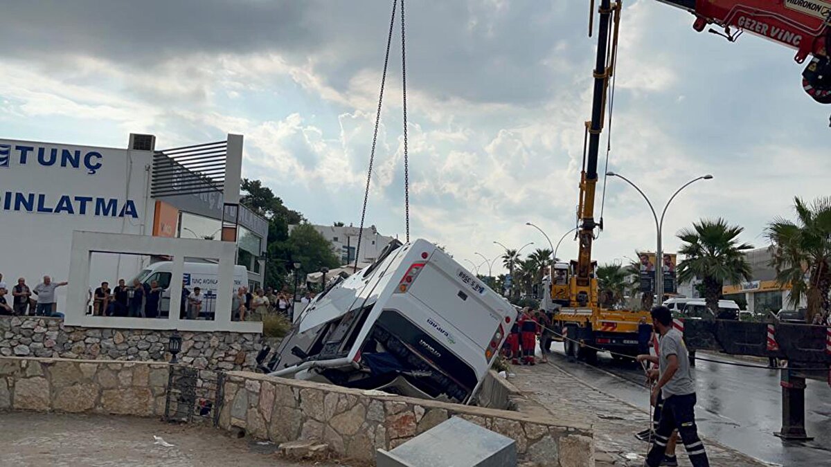 Milas'tan yola çıkan, araç bakım servisi firmasında çalışan işçileri taşıyan Ahmet Varlı yönetimindeki 48 S 3568 plakalı midibüs, Atatürk Bulvarı'nda yağış nedeniyle kayganlaşan yolda kontrolden çıktı. 