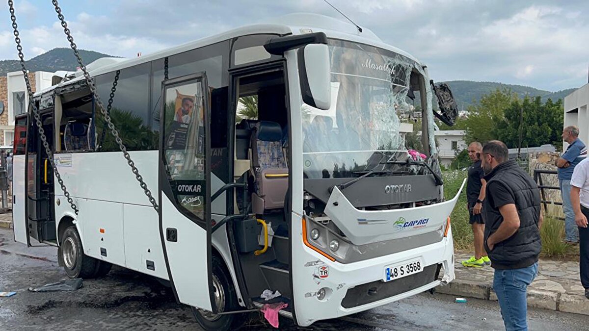 Dere yatağına düşen midibüsteki 23 işçi yaralandı. İhbar üzerine bölgeye polis, itfaiye ve sağlık ekipleri sevk edildi. 