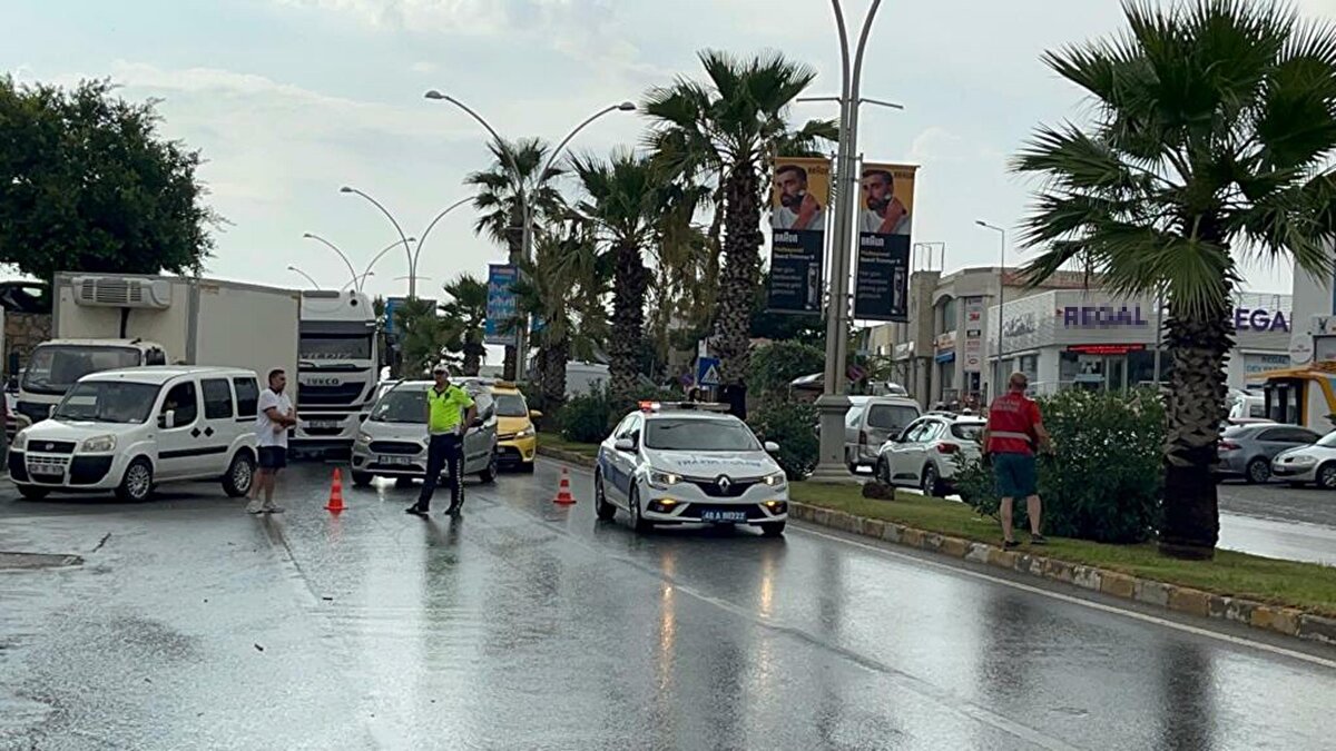 Trafiğe kapatılan yol, yaklaşık 2 saat sonra ulaşıma açıldı. <br>