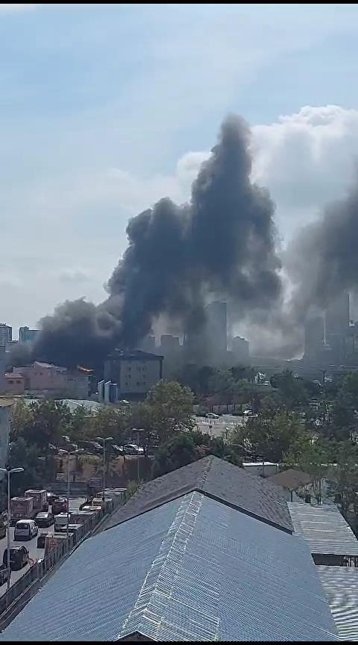 İhbar üzerine olay yerine gelen itfaiye ekiplerinin çalışması sürüyor.<br><br>