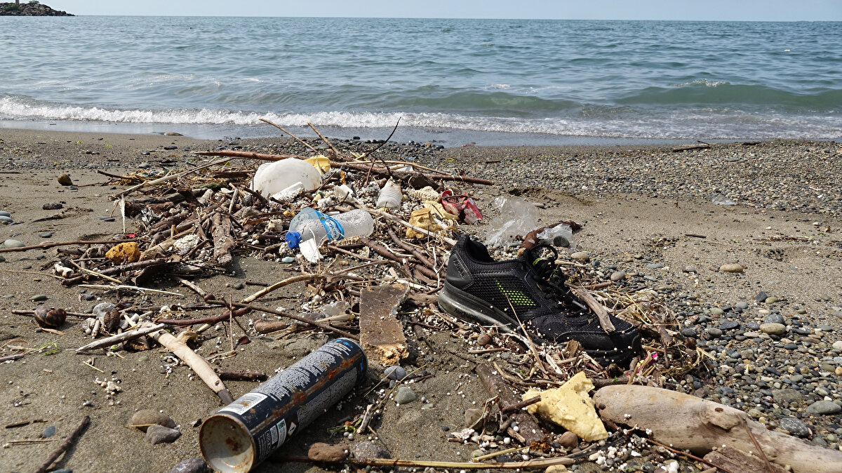 Bugünlerde doğa turizmi ve bölgeye ilginin artmasıyla yaylalarda, tüm tedbirlere rağmen yeniden 'imar affı' beklentisinde olanlar tarafından inşa edilen kaçak yapılarda artış yaşandığı gözlemendi. Karadeniz Teknik Üniversitesi (KTÜ) Deniz Bilimleri Fakültesi tarafından deniz çöplerinin azaltılması amacıyla sürdürülen çalışmalarda; göç hareketliliğiyle artan kaçak yapılaşmanın yanı sıra çarpık tesisleşme kaynaklı, gelişigüzel yaylalara atılan çöp ve atıkların, dereler aracılığıyla ulaştığı Karadeniz kıyısında kirliliğe yol açtığı tespit edildi.