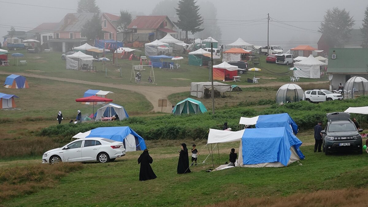 Yayların hayvancılıktan uzak olduğuna dikkat çeken Erüz, "Şu anda bizim yaylalarımızın tamamı tahribat altında. Yerleşim alanı neresi, hayvancılık alanı neresi, belli değil. Yani yaylaların mutlaka kontrol altına alınması gerekiyor. Sis Dağı şu anda Sis Dağı değil artık. Yaylalar, kasaba boyutuna geldi. Yerleşim, hayvancılık alanı neresi belli değil. Karadeniz'de deniz kirliliği çalışıyoruz ve yaptığımız tespitlerde; deniz kirliliğinde en büyük etken, bu yayla turizmi adı altında yaptığımız kaçak kontrolsüz, ne olduğu belli olmayan tesisleşmelerden kaynaklandığını da ortaya koyduk" ifadelerinde bulundu.  
