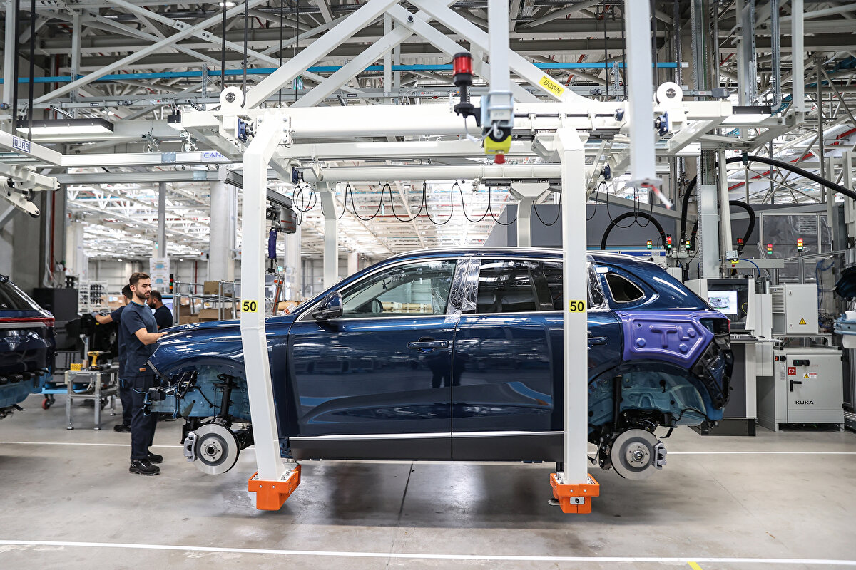 1,6 kilometre uzunluğunda test pisti olan kampüsün inşaatında 9 bin kişi görev aldı. Togg'da şu anda 3 bin 250'yi aşkın kişi çalışıyor.<br><br>