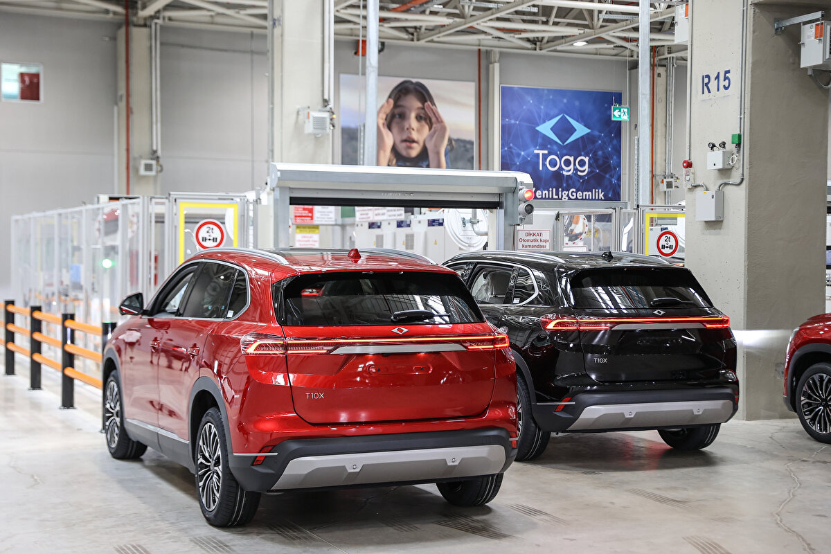 Yaklaşık 250 bin metrekare kapalı alana sahip olan, gövde, boyahane, montaj ve batarya bölümlerinden oluşan üretim tesisi görüntülendi.<br><br>