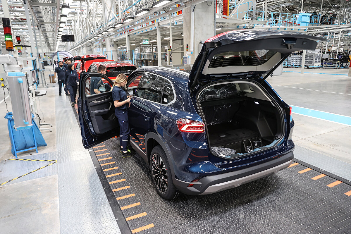 Geçen günlerde daha çok üretim için vardiya sayısını artıran ve toplamda 3 bin 400 teslimata ulaşan Togg, çalışmaların hızlanmasıyla eylülde yeni rekor hedefliyor.<br><br>