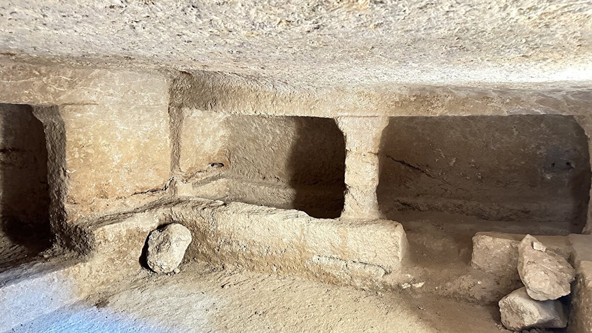 Müze Müdürü Mehmet Alkan, gazetecilere yaptığı açıklamada, ihbar sonucu bölgeye gelerek oda mezarı tespit ettiklerini söyledi.<br><br>